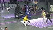 脚步曼巴！网友晒视频：遇到一位自称科比粉丝的路人 实在防不住